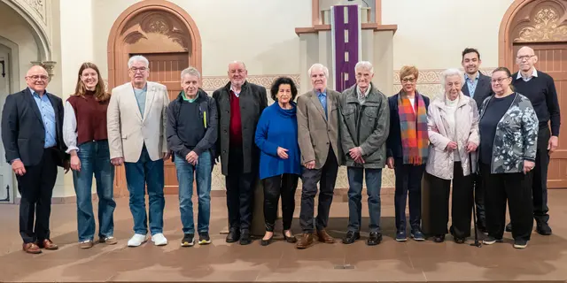 Die Geehrten der Kantorei (v. l. n. r.): Bernd Binder,  Lara Sender,  Hans Weeber,  Dieter Niefnecker,  Theodor Hagenmeyer, Angelika Peres-Mayer,  Karl-Otto Mayer,  Heinrich Jänner,  Katrin Binder,  Irmgard Zuber
und Ulrike Abt. Dahinter neben Pfarrer Michael Jäck der stellvertretene Vorsitzende Stuart Pfister.
 | Foto: Heil