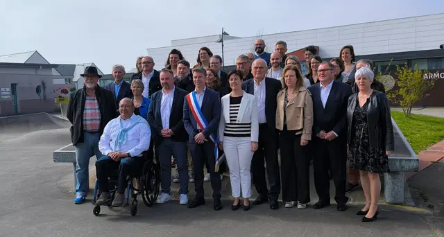 Der neu gewählte Gemeinderat unserer Partnergemeinde Plouguerneau nach der Gemeinderatssitzung am 21. März, in der Renaud Le Floch (Bildmitte) für 6 Jahre zum Bürgermeister gewählt wurde. | Foto: IGP