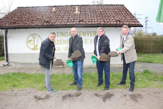 Anlagenleiter Kommatas, Architekt Thiermann, der Vereinsvorsitzende Weygold und Bürgermeister Schmutz (von links nach rechts) nahmen den Spatenstich für den Bau des Vereinsheimes vor. 