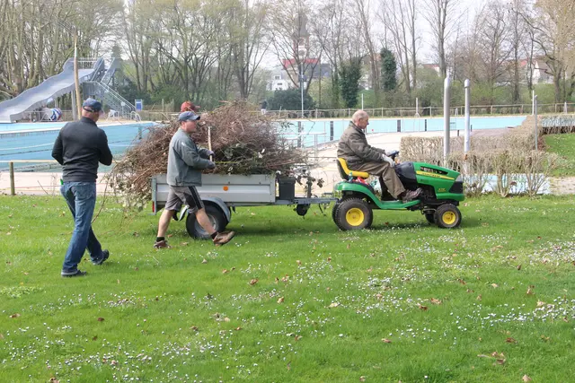 Die Traktor-Spende der Firma Landmaschinen Rufer aus Schriesheim ist für den FFL ein Segen 