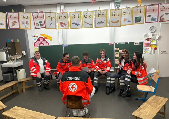 Mitglieder 4. Einsatzeinheit beim Übungsabend in der Pestalozzi-Schule | Foto: DRK Edingen