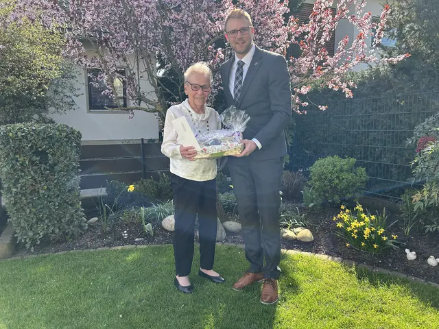 Bürgermeister Florian König gratulierte Frau Johst zu ihrem 95. Geburtstag | Foto: BMA