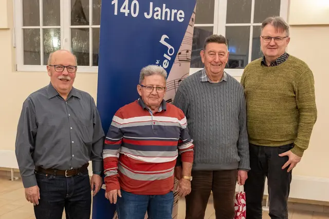 Die Sänger Dieter Baier und Werner Hirsch (2. u. 3. v. l.), sowie Harald Ender erhielten für fleißigen Singstundenbesuch ein Weinpräsent. | Foto: zg.