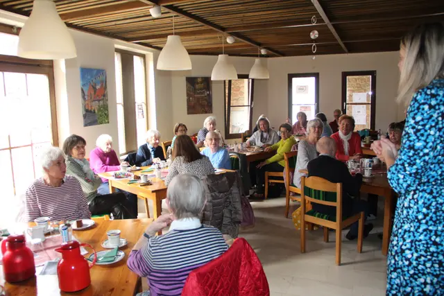 Antje Geiter, die AWO-Ortsvereinsvorsitzende, konnte in der Löwenscheuer zahlreiche Gäste begrüßen. 