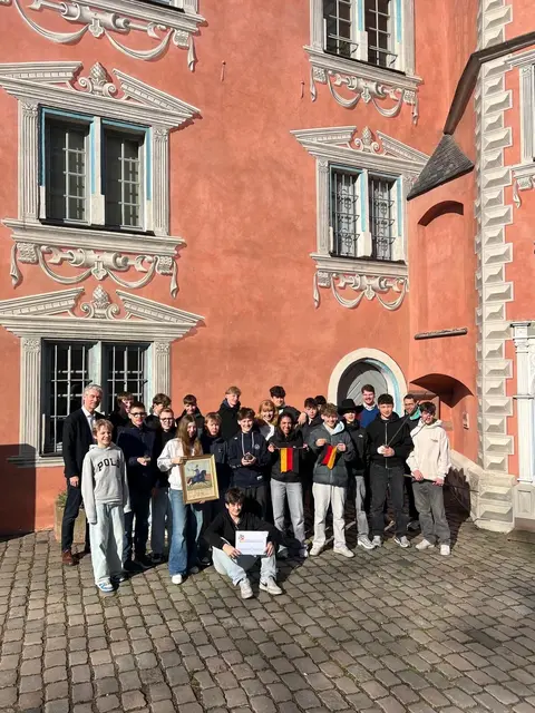 Schülerinnen und Schüler des Carl-Benz-Gymnasiums mit Lehr- und Museumskräften sowie Objekten aus der Revolutionszeit vor dem Lobdengau-Museum.
 | Foto: Stadt Ladenburg