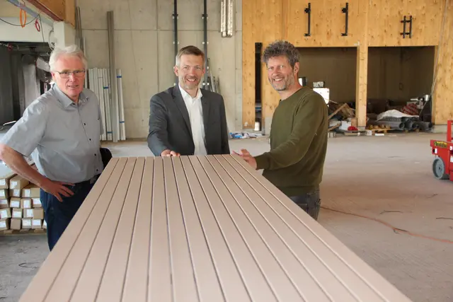 In der Hybridhalle wird viel Holz verarbeitet. Und zwar beste Qualität wie Bürgermeister Schmutz, Gebäudemanager Speyerer (links) und Architekt Puth (rechts) versicherten. 