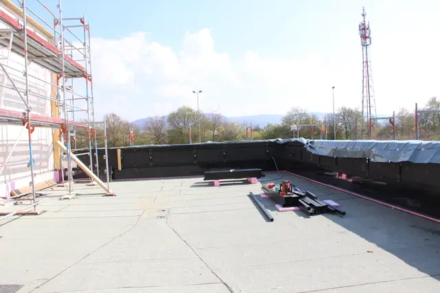 Auf der Dachterrasse finden Yoga-Stunden statt und Kletterfreunde können an einer Boulder-Wand (links) klettern. 