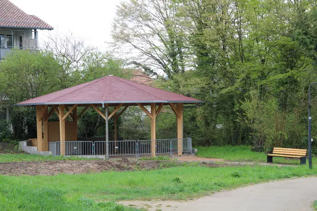 Die landschaftsgärtnerischen Arbeiten um den Pavillon werden von der Firma ERDA ausgeführt.