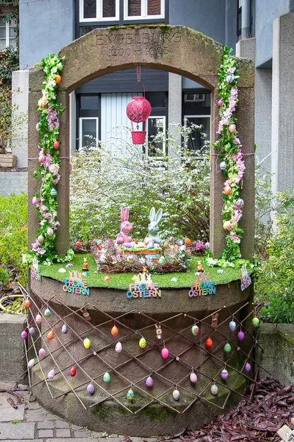 Tochter Gabi und die Enkel treten in die Fußstapfen von Brigitte Krämer und schmückten den Brunnen am Rathaus.