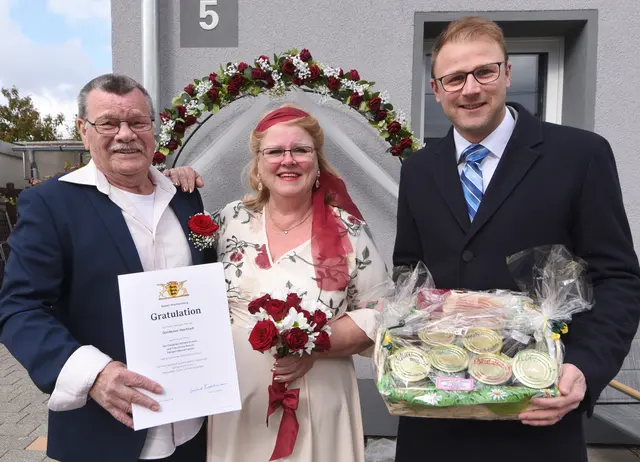 Bürgermeister Florian König gratuliert den Eheleuten Brauch  | Foto: Marcus Schwetasch 