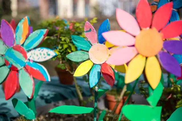 Bunt und strahlend - der Osterschmuck am Brunnen im evangelischen Kirchgarten. 