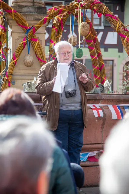Peter Hilger führte jetzt zum 20sten Mal die Osterbrunnen-Besichtigung an und unterhielt mit Gedichten und Selbstgereimtem. 