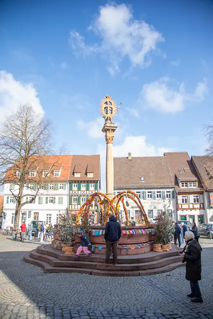 Startschuss der Osterbrunnenführung war wie auch in den Jahren zuvor, der Brunnen am Marktplatz. 