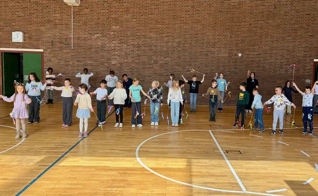 Mit den selbstgebastelten Poi's ging es dann in die Turnhalle. | Foto: zg