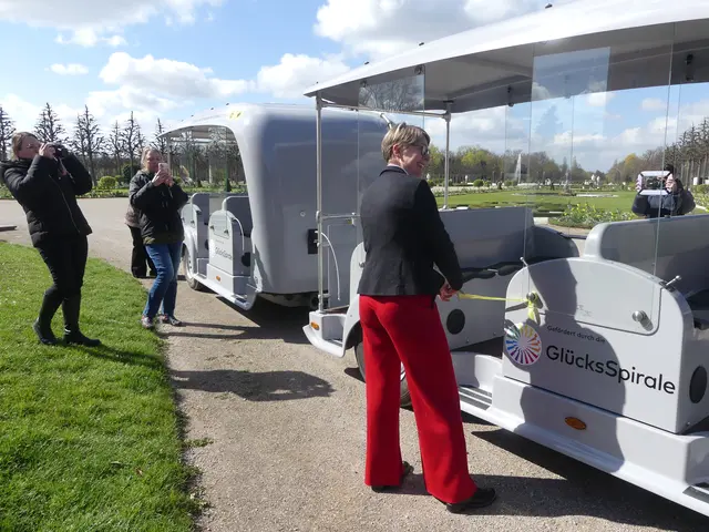 Patricia Alberth durchtrennt das Band und gibt die Bahn frei. | Foto: Schatz