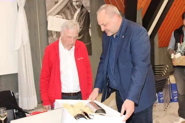 Ein Dankeschön für kommende Sommerabende überreichte Karsten Rehbein an Bernd Schuhmacher