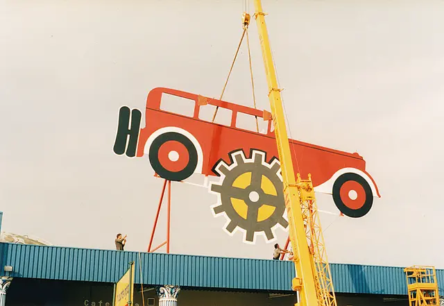 Mit der Gründung des Trägervereins und der Eröffnung des Technik Museum Sinsheim am 6. Mai 1981 wurde der Grundstein gelegt. Das historische Bild zeigt die frühen Jahre des Museumsaufbaus, als das Logo auf dem Dach platziert wurde. | Foto: TMSNHSP