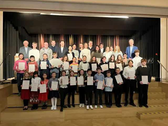 Bürgermeister Dr. Ralf Göck (oben rechts) ehrt gemeinsam mit seinen Amtskollegen die Jugend-musiziert-Preisträger aus dem westlichen Rhein-Neckar-Kreis  | Foto: Musikschule Mannheim / Schmitz