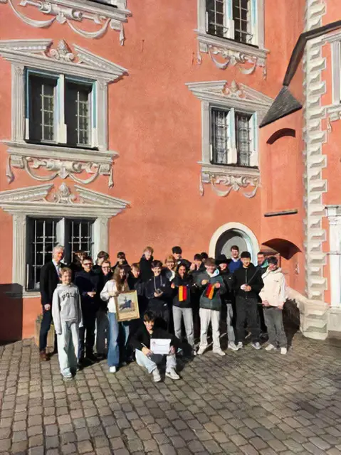 Schüler einer achten Klasse des CBG Ladenburg präsentieren Objekte der Stadtgeschichte. | Foto: zg