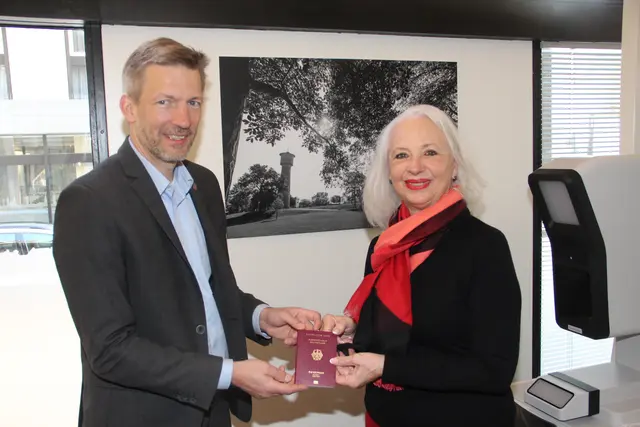 Den deutschen Pass überreichte Bürgermeister Stefan Schmutz an Lucy Frank persönlich. 