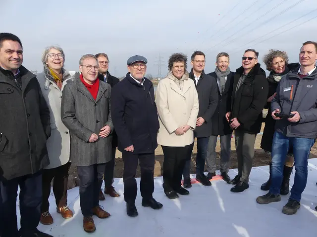 Mit einem feierlichen ersten Spatenstich begann der Bau der Brücke. | Foto: Schatz