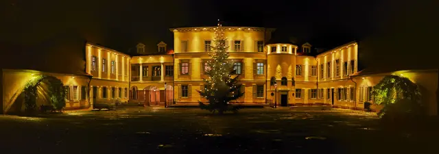 Ja, das Bild ist von Weihnachten, aber aktueller denn je. Denn die Geschenke werden jetzt im April verteilt. Ort: Tankstelle. Empfänger: Ölkonzerne. Symbolbild: unser Schloss mit Baum. Realität: Konto leer. Grüße gehen raus an die Ölindustrie. Unser Schloss bleibt stabil schön und wir liefern dazu die romantische Schlosskulisse.  | Foto: Gerd Wolf