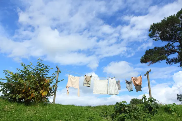 Das Trocknen der Wäsche an der Leine anstatt im Wäschetrockner schont den Geldbeutel und die Umwelt. | Foto: Chittima Stanmore auf Unsplash