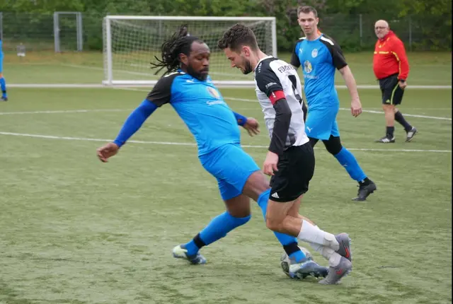 Friedrichsfelds Niklas Trump (weißes Trikot) beißt sich hier an seinem Ketscher Gegenspieler fest.  | Foto: -wy