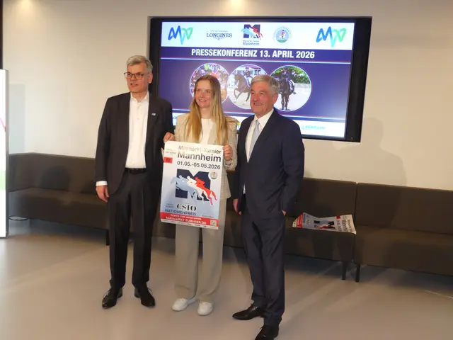 Sophie Hinners freut sich zusammen mit Peter Hofmann (re) und Dr. Gabriel Clemens (li) auf das Maimarktturnier. | Foto: Schatz