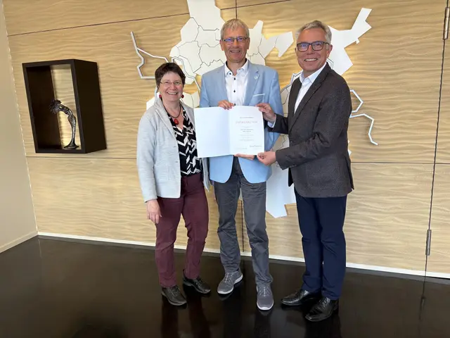 Stefan Hildebrandt (Mitte) 40 Jahre im Öffentlichen Dienst: Landrat Stefan Dallinger (rechts) gratuliert seinem Stellvertreter herzlich zum Dienstjubiläum. Mit dabei ist Nicole Gross (links), Ehefrau des Ersten Landesbeamten.

 | Foto: Landratsamt RNK