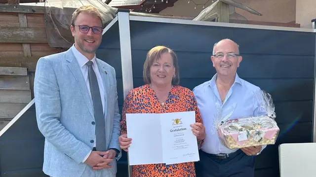 Bürgermeister Florian König gratuliert den Eheleuten Trezza  | Foto: BMA