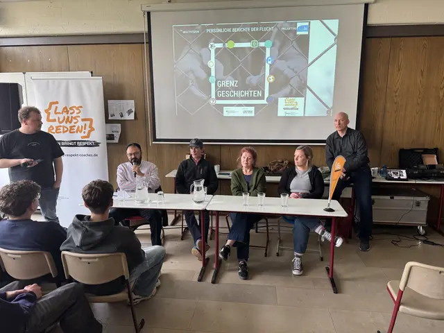 Standen in der Podiumsdiskussion den Schülerinnen und Schülern Rede und Antwort: Jaswinder Pal Rath, Tim Eisenlohr, Petra Fuhry und Carolin Loida (sitzend v.l.n.r.)