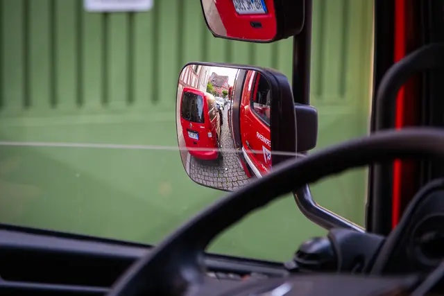 Es bleiben oft nur wenige Zentimeter Platz, um mit dem großen Drehleiterwagen durch zu kommen. 