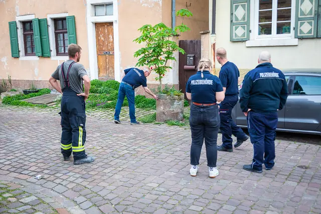 Schön anzusehen, aber leider für das DALK ein Hindernis – ein Steinblumenkübel.
