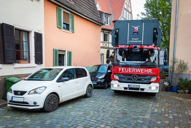 In der Rheingaustraße auf Höhe Seitengasse nach wenigen Metern schon die erste Verengung durch falsch abgestellte Fahrzeuge.