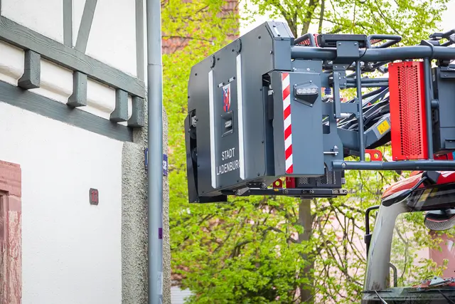 Selbst an einer vermeintlichen "großen" Kreuzung ist das Hineinfahren in die Färbergasse mit der Drehleiter kein leichtes Unterfangen.