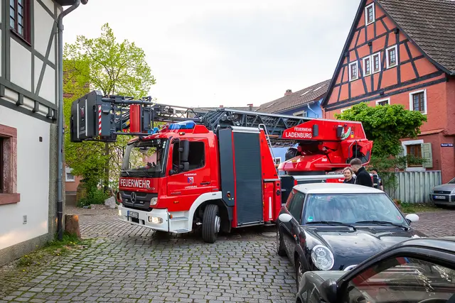 Weil unter anderem Fahrzeuge, die mal nur kurz eben eben auf der Ecke geparkt werden, das Rangieren noch zusätzlich erschweren.