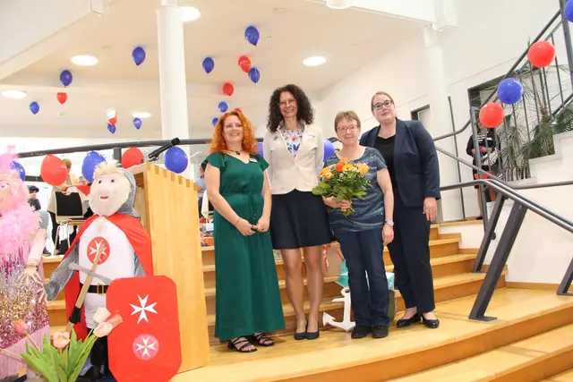 Die Hauswirtschaftsleiterin Christa Weber erhielt Blumen und Dankesgrüße von Heike Steffens (links), Jolanthe Budniok und Kirsten Frey (rechts) für ihre Treue zum Johanniter-Haus am Waldpark.  