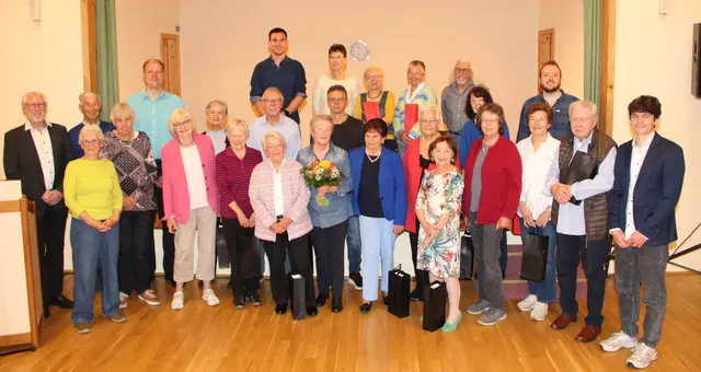27 anwesende LSV-Mitglieder wurden für ihre Treue von Petra Klodt (links vorne) geehrt – darunter Ingrid Bernhard (mit Blumenstrauß), die 80 Jahre Mitglied in der LSV ist. 