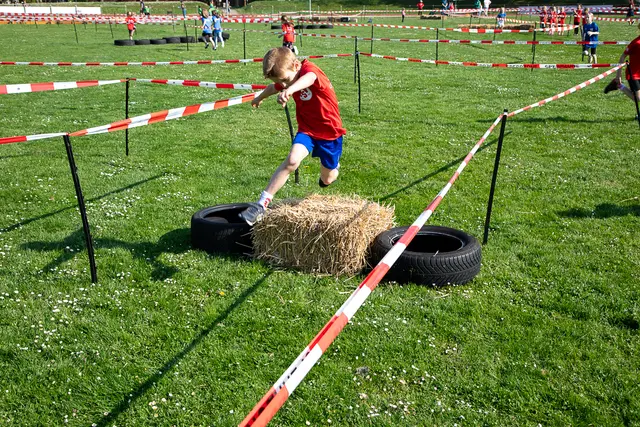 Und - Zack - ging's über eins der vielen Hindernisse im Cross-Hindernislauf. 
