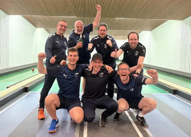 Die 1.Mannschaft nach dem erreichten Aufstieg. Oben v.l.n.r. Silvio Fröhlich, Uwe Quandt, Heiko Reutemann und Rico Heinze. Unten v.l.n.r. Daniele Ridinger, Philipp Kusch und Steffen Hambitzer. Es fehlen: Patrik Beck, Roland Heibel, Kunibert Kusch, Volker Manges und Lucas Reinle.