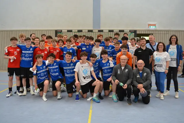 Die Jugendhandballer von Entente des Abers und des TV Edingen nach dem Turnierendspiel in der Werner-Herold-Halle | Foto: IGP