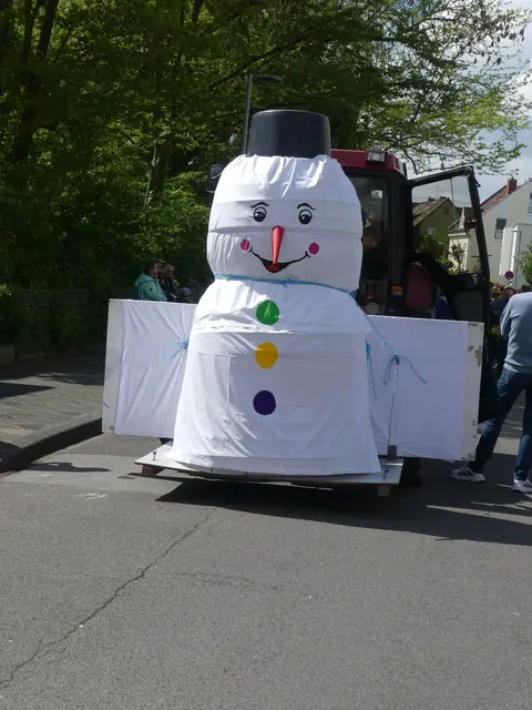 Zu Beginn des Sommertagszuges strahlte der Schneemann noch. | Foto: Schatz