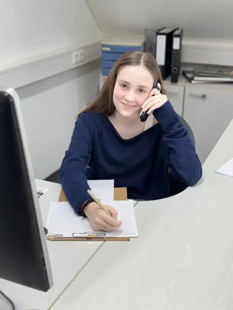 Emilia Kürschner während des Telefoninterviews mit Carolin Callies.