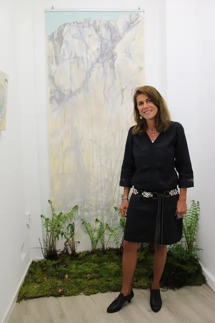 Die Künstlerin vor der Felswand