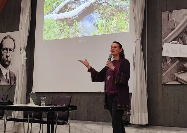 Gartenbau-Ingenieurin Eva Hofmann spricht mit Begeisterung von den Möglichkeiten naturnaher Gartengestaltung | Foto: Michael Janke