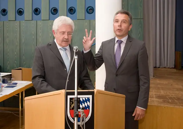 So fing alles an: Vereidigung durch Regierungspräsident Rudolf Kühner im Jahr 2010. | Foto: Foto: Landratsamts Rhein-Neckar-Kreis