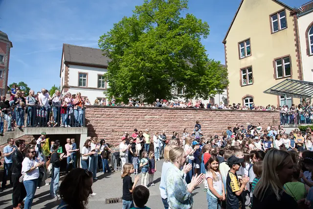 Alle Schülerinnen und Schüler mit ihren Familien und Freunden waren zum Tag der offenen Tür gekommen. 