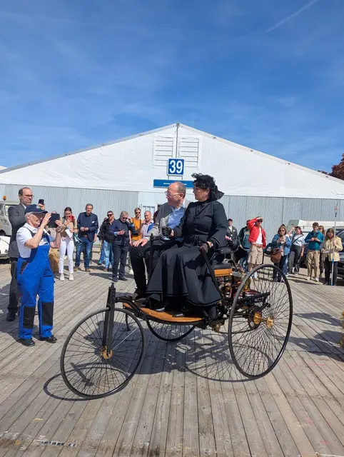 Christian Specht bei der Fahrt im Benz-Patentwagen. | Foto: Schatz