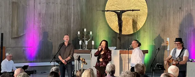 Sie sorgten für ein besonderes Konzert v.l.n.r.:  Frank Schäffer am Piano, Sascha Kleinophorst, special guest Patricia Kain, Sascha Krebs und Christof Brill an der Gitarre.

 | Foto: GlücksPaten